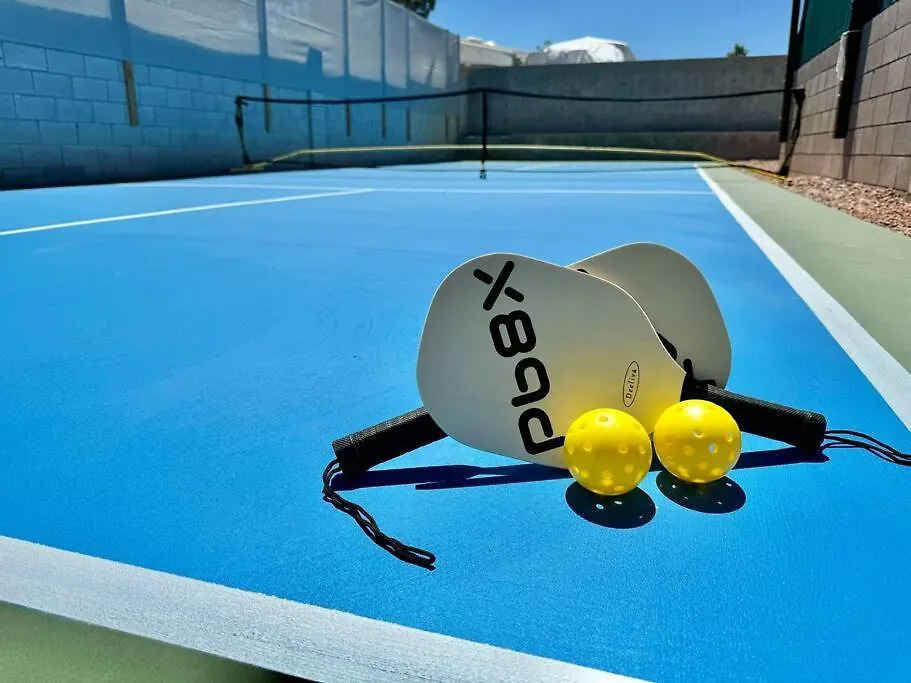 Semesterbostad 6 Bedroom Oasis With Pool, Pickle Ball, Golf & More! Las Vegas USA