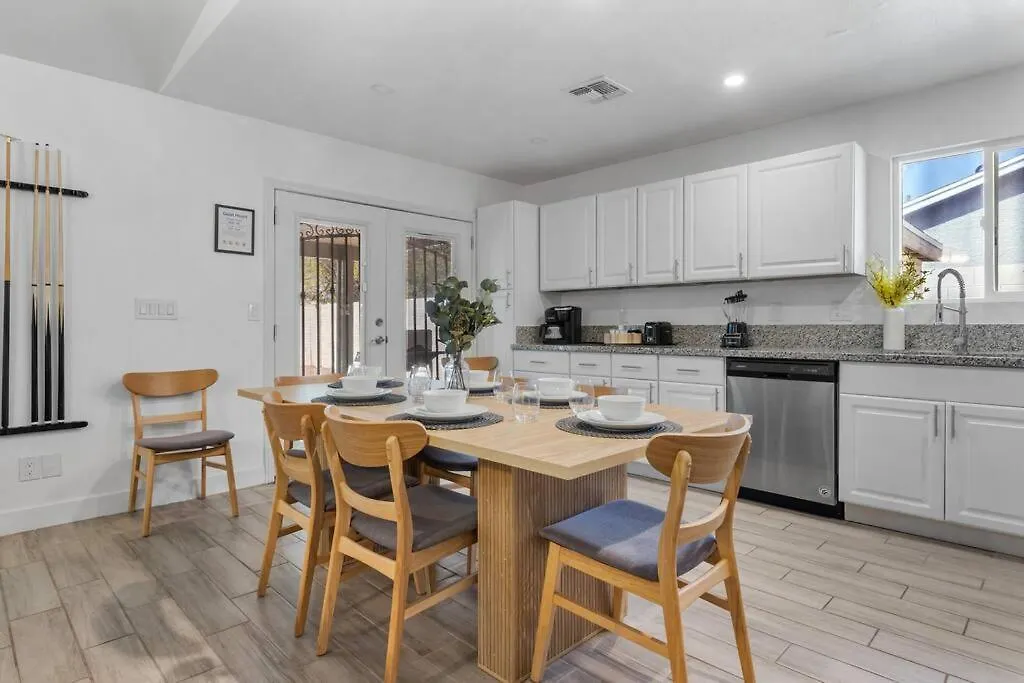 6 Bedroom Oasis With Pool, Pickle Ball, Golf & More! Las Vegas