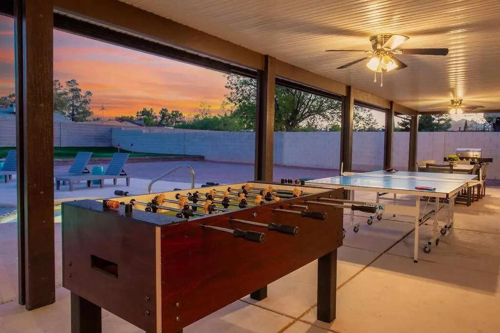 Semesterbostad 6 Bedroom Oasis With Pool, Pickle Ball, Golf & More! Las Vegas