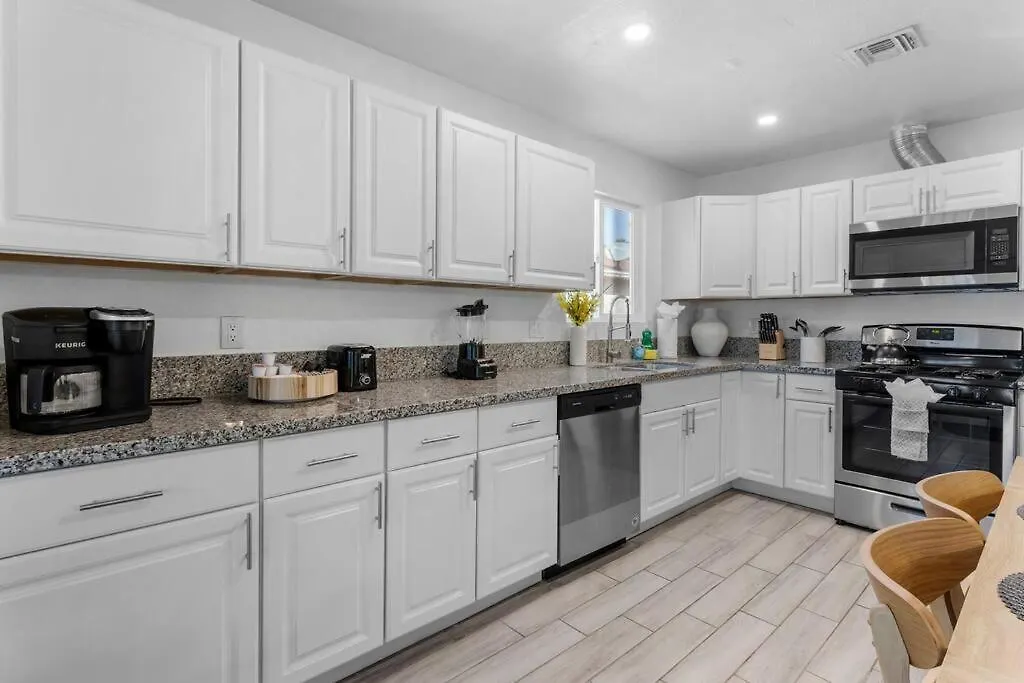 6 Bedroom Oasis With Pool, Pickle Ball, Golf & More! Las Vegas