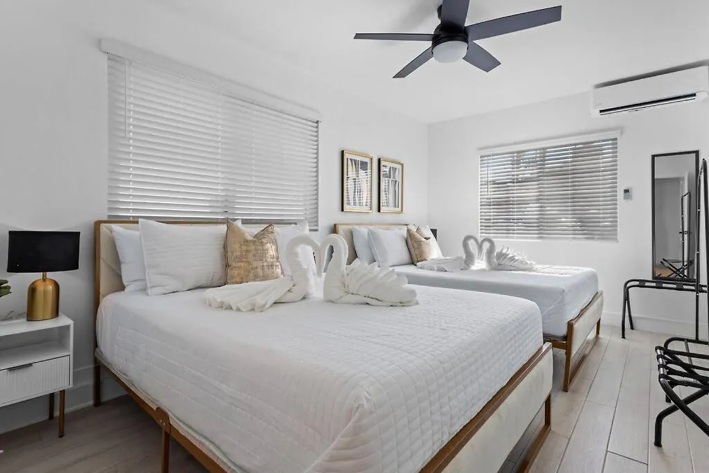 6 Bedroom Oasis With Pool, Pickle Ball, Golf & More! Las Vegas USA