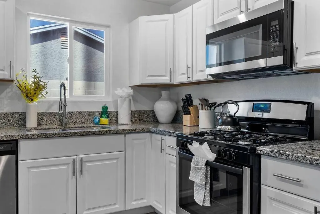 Semesterbostad 6 Bedroom Oasis With Pool, Pickle Ball, Golf & More! Las Vegas USA