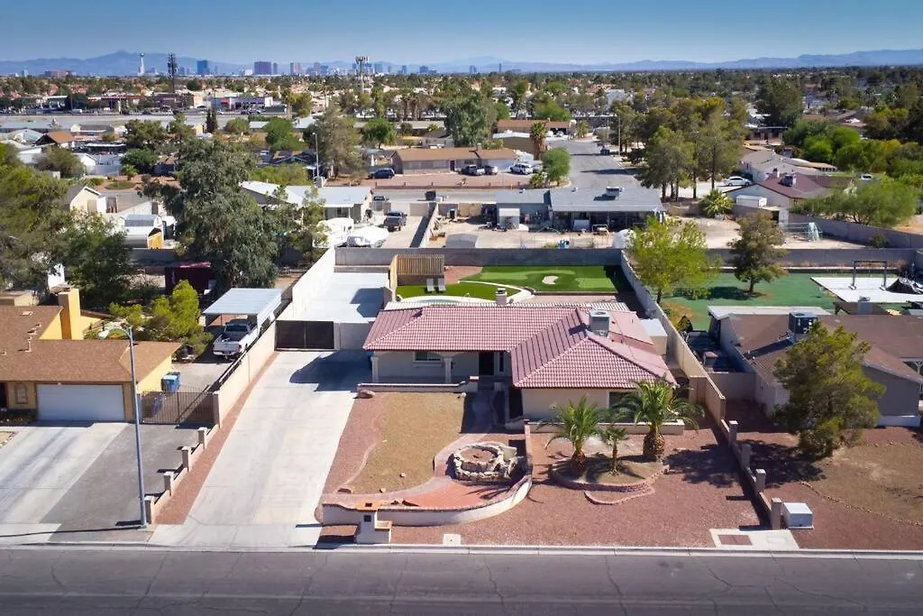 Semesterbostad 6 Bedroom Oasis With Pool, Pickle Ball, Golf & More! Las Vegas