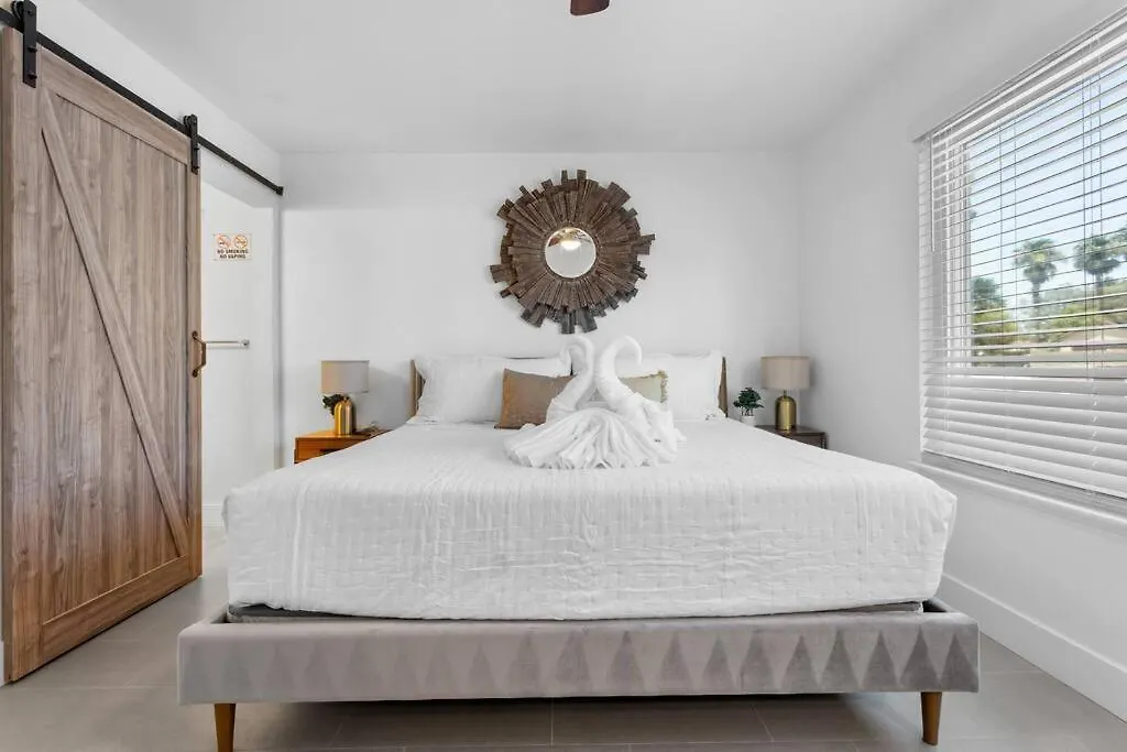 Semesterbostad 6 Bedroom Oasis With Pool, Pickle Ball, Golf & More! Las Vegas