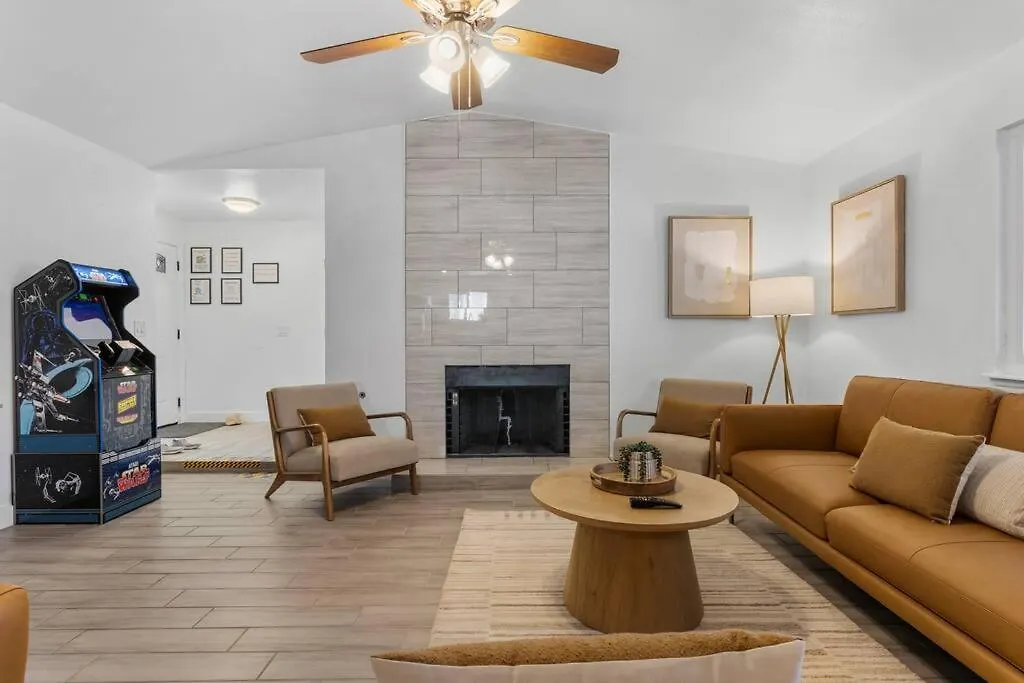 6 Bedroom Oasis With Pool, Pickle Ball, Golf & More! Las Vegas 0*,