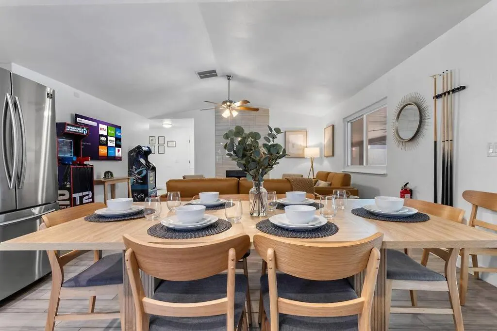 6 Bedroom Oasis With Pool, Pickle Ball, Golf & More! Las Vegas Semesterbostad
