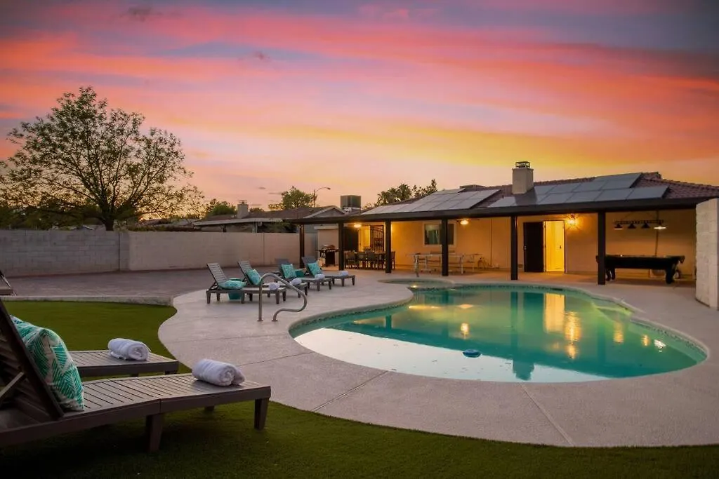 6 Bedroom Oasis With Pool, Pickle Ball, Golf & More! Las Vegas